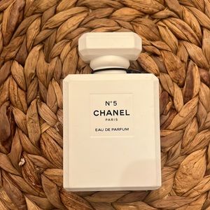 Chanel n°5 EAU de parfum. Spritzed twice.